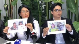 Kuasa-hukum-keluarga-Byron-dari-Malekat-Hukum-Law-Firm-menunjukkan-foto-almarhum.jpg