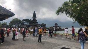 Kunjungan-wisatawan-baik-domestik-atau-asing-di-DTW-Ulun-Danu-Beratan-Kamis-6-Juli-2023.jpg