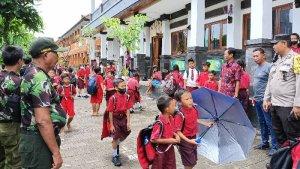 Linmas-dan-Bhabinkamtibmas-Legian-saat-berjaga-di-SD-No-3-Legian-pada-jam-pulang-sekolah.jpg