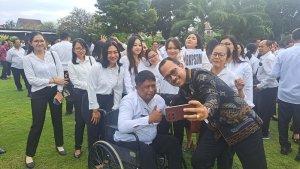 Made-Budiarta-saat-swafoto-bersama-Sekda-Buleleng-Gede-Suyasa-usai-acara-pelantikan-PPPK-36.jpg