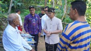 Made-Satria-menyambangi-warga-penerima-bantuan-sosial-di-Kecamatan-Dawan.jpg