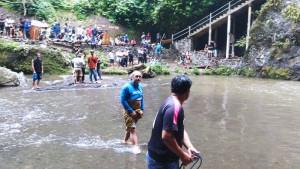 Masyarakat-bersama-Basarnas-Buleleng-saat-melakukan-upaya-pencarian-terhadap-Gede-Putra.jpg