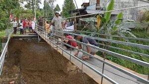 Masyarakat-membangun-jembatan-sendiri-atau-tidak-permanen-dengan-dan-swadaya.jpg