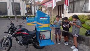 Masyarakat-saat-membaca-buku-dari-layanan-perpustakaan-keliling.jpg