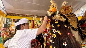 Melaspas-Tapakan-Ida-Ratu-Gede-Sakti-di-Petapakan-Anyar-Pura-Dalem.jpg