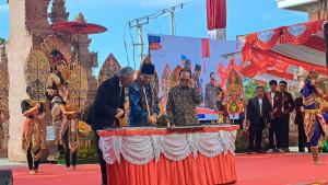 Menag-Nasaruddin-saat-melakukan-penandatanganan-prasasti.jpg