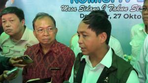 Menhut-Raja-Juli-Antoni-paling-kanan-saat-menyampaikan-permohonan-maaf-45.jpg