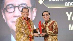 Menkumham-Yasonna-H-Laoly-Ketika-Menerima-Penghargaan-di-Medan.jpg