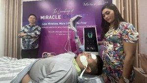 Miracle-EMFACE-Ultimate-Lift-menarget-otot-otot-wajah-area-dahi-dan-pipi.jpg