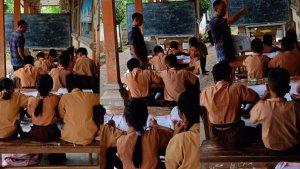 Miris-Siswa-di-Nusa-Penida-Terpaksa-Belajar-di-Luar-Kelas.jpg
