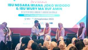 Momen-Ibu-Negara-Iriana-Joko-Widodo-dan-Ibu-Wury.jpg