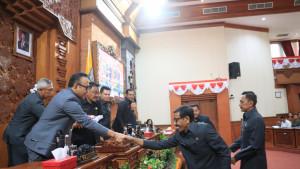 Ngurah-Jaya-Negara-menyampaikan-pidato-pengantar-terhadap-empat-Ranperda.jpg