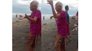 Ni-Ketut-Nepa-alias-Dadong-Barak-semasa-hidupnya-saat-menari-di-pinggir-Pantai-Baluk-Rening.jpg