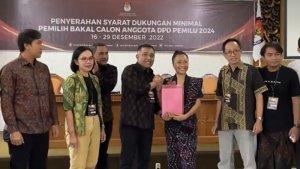 Niluh-Djelantik-menyerahan-minimal-dukungan.jpg