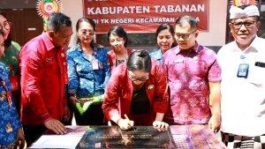 Ny-Rai-Wahyuni-Sanjaya-Resmikan-Gedung-TK-Negeri-Marga.jpg