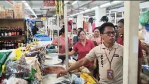 PANTAU-HARGA-Disperindag-Gianyar-bersama-instansi-lainnya-saat-memantau-harga-beras.jpg