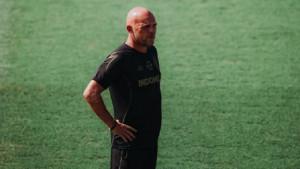 PANTAU-LATIHAN-Pelatih-Bali-United-Johnny-Janses-saat-memantau-jalannya.jpg