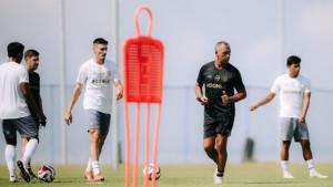 PIMPIN-LATIHAN-Asisten-pelatih-Jeffrey-Talan-memimpin-sesi-latihan-skuad-Bali-United.jpg