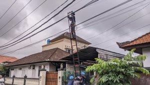 PLN-Icon-Plus-Bali-dan-Nusa-Tenggara-saat-merapikan-kabel-fiber-optik-bersama-dengan-provider-lain.jpg