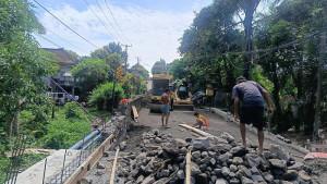 PROYEK-JALAN-Para-pekerja-sedang-berada-di-proyek-jalan-jebol-di-Banjar-Dauh-Labak.jpg