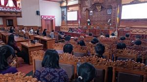 Pansus-IV-DPRD-Kota-Denpasar-bersama-Pemkot-Denpasar-membahas-Ranperda-SJUT-IPT.jpg