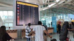 Papan-informasi-mengenai-keberangkatan-penerbangan-hari-ini-di-terminal.jpg