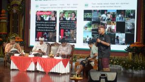 Para-narasumber-memberikan-penjelasan-dalam-Pasamuhan-Alit-fgtweg.jpg
