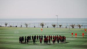 Para-pemain-Bali-United-tengah-berdiskusi-membentuk-lingkaran.jpg
