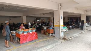 Pasca-Banjir-Pedagang-Kuliner-Mulai-Berjualan-Di-Pasar-Kumbasari.jpg