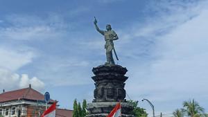 Patung-Kapten-Japa-Di-Bundaran-Renon-DenpasarDenpasar-Bali.jpg
