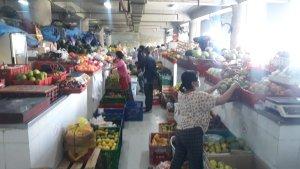 Pedagang-buah-di-Pasar-Badung-Bali.jpg