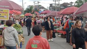 Pedagang-pelataran-Pasar-Kumbasari-berjualan-di-pelataran-Pasar-Badung-pasca-banjir.jpg
