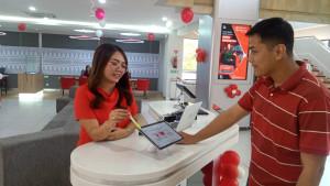 Pegawai-bank-CIMB-Niaga-Bali-Thamrin-Denpasar-menunjukkan-layanan-digital.jpg