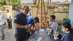 Pejabat-hingga-staf-Damkar-Buleleng-saat-melakukan-tes-urine.jpg