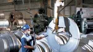 Pekerja-melakukan-pengerjaan-produksi-baja.jpg