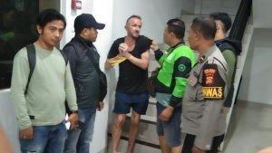 Pelaku-Damon-Anthony-Alexander-50-saat-diamankan-Polsek-Kuta-Utara.jpg