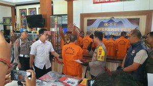 Pelaku-pembakaran-motor-Jamudi-saat-diintrogasi-Kapolres-Badung.jpg