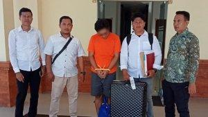 Pelaku-penyelundupan-sebanyak-8750-ekor-benih-bening-Lobster-saat-ditangkap.jpg