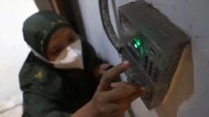 Pelanggan-PLN-mengisi-token-listrik-di-Bekasi-beberapa-waktu-lalu.jpg