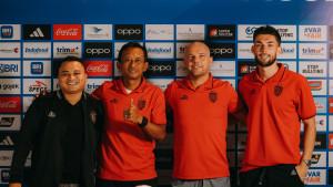 Pelatih-Bali-United-Johhny-Jansen-dan-Gelandang-Bali-United-Brandon-Wilson.jpg
