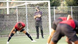 Pelatih-Bali-United-Stefano-Cugurra-Teco-saat-memimpin-latihan.jpg