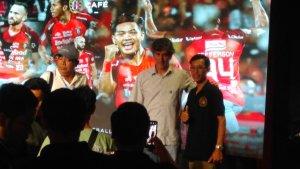 Pelatih-Bali-United-Stefano-Cugurra-bersama-para-suporter.jpg