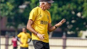 Pelatih-Bhayangkara-FC-Mario-Gomez-ketika-memberikan-instruksi-di-sesi-latihan.jpg