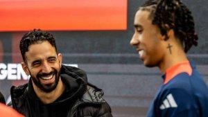 Pelatih-Manchester-United-Ruben-Amorim-dan-pemain-baru-skaud-Setan-merah-Leny-Yoro.jpg