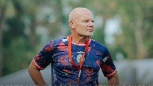 Pelatih-PSS-Sleman-Bertrand-Crasson-memimpin-latihan.jpg