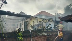 Pemadam-kebakaran-sedang-memadamkan-kebakaran-rumah-di-Jalan-Wiraraja-Nomor-4.jpg