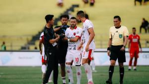Pemain-Bali-United-Mirza-Mustafic-saat-alami-cedera-bahu-melawan-Semen-Padang.jpg