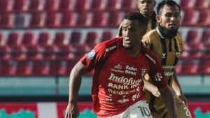 Pemain-Bali-United-berebut-bola-dengan-pemain-Dewa-United.jpg