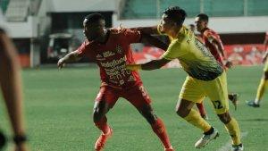 Pemain-Barito-Putera-berebut-bola-dengan-pemain-Bali-United.jpg