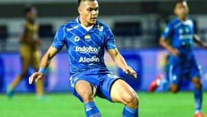 Pemain-Persib-Bandung-Rachmat-Irianto-beraksi-di-laga-melawan-Dewa-United.jpg